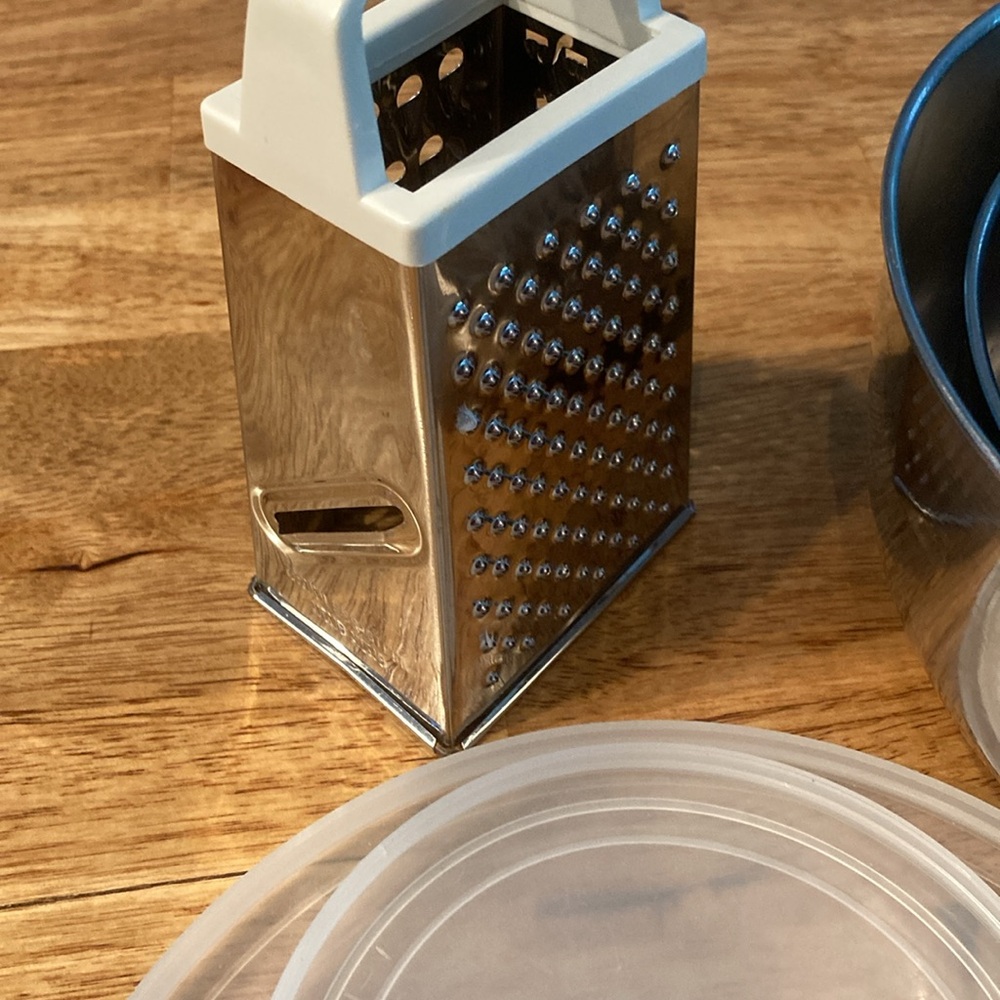 Mixing bowls with lids and food grader - Picture 4 of 7
